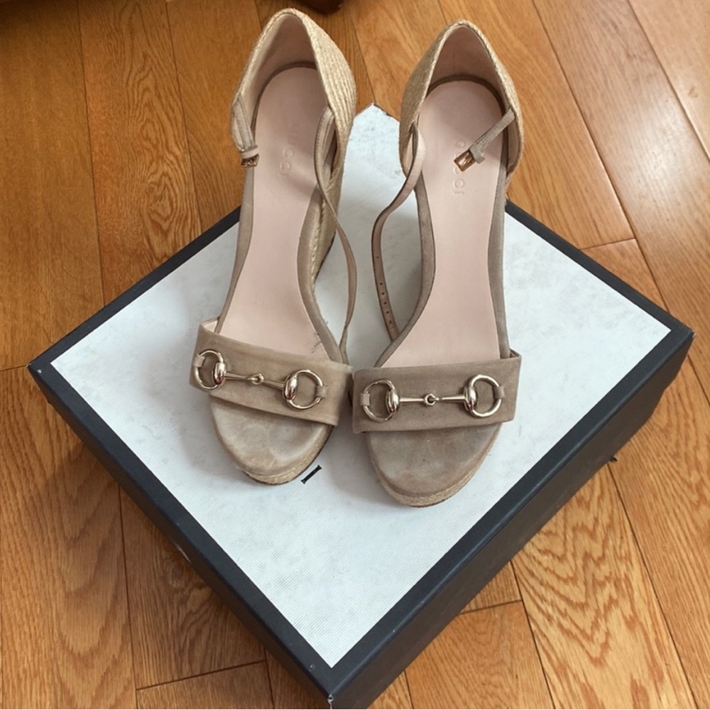 100% authentic Gucci, Carolina, Raffia wedge shoe